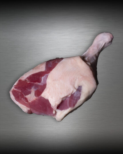 Barbarie Entenkeule (weiblich) roh aus Frankreich – edel präsentiert vor metallischem Hintergrund
