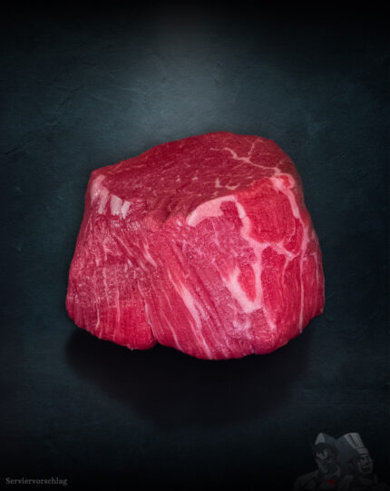 Rinderfilet Färse Pommern – zart marmoriertes Färsenfilet, roh, glänzend auf kühlem Metall angerichtet