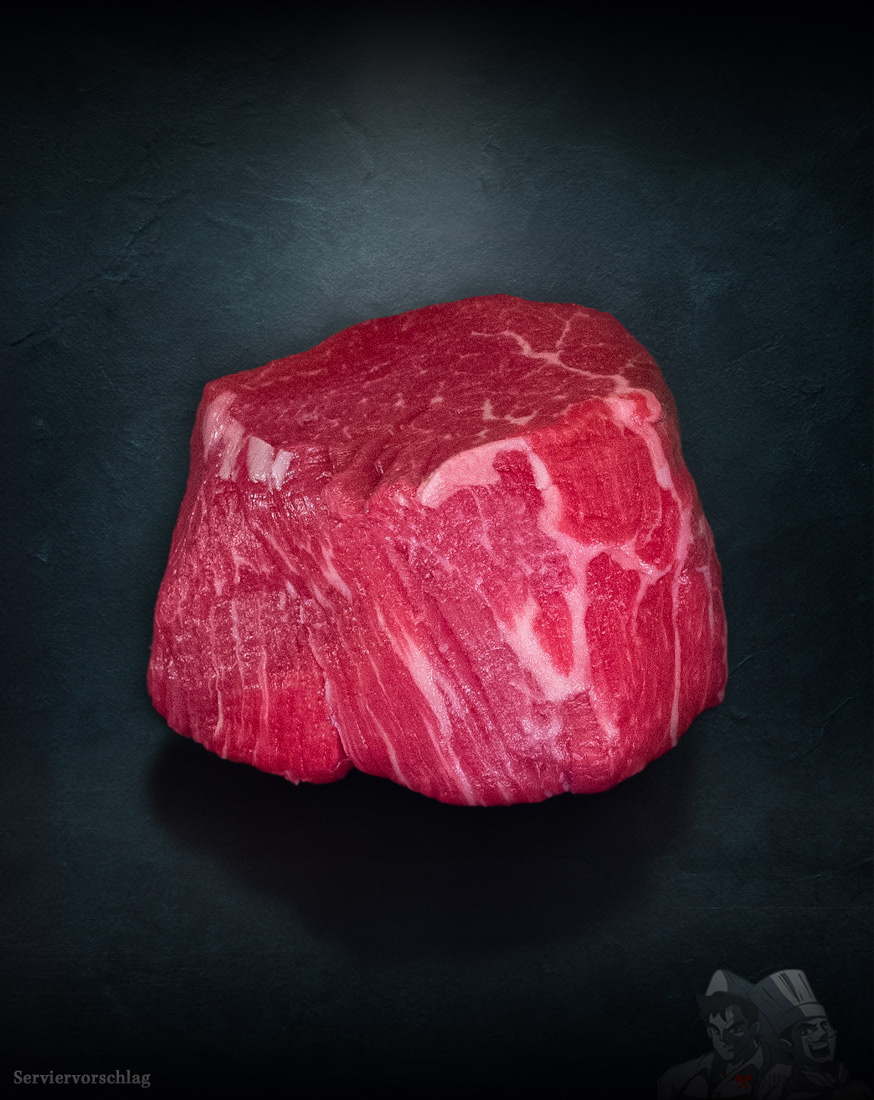 Rinderfilet Färse Pommern – zart marmoriertes Färsenfilet, roh, glänzend auf kühlem Metall angerichtet