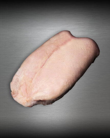 Gänsebrust aus Pommern Extra-Qualität roh – feine Struktur, edel ausgeleuchtet vor metallischem Hintergrund