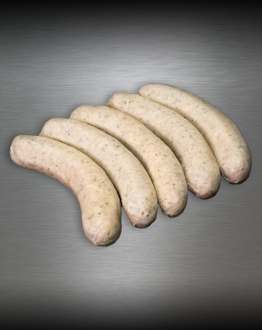 Fläming-Griller Bratwurst roh, grob und charakterstark – handwerklich inszeniert auf kühlem Metallhintergrund