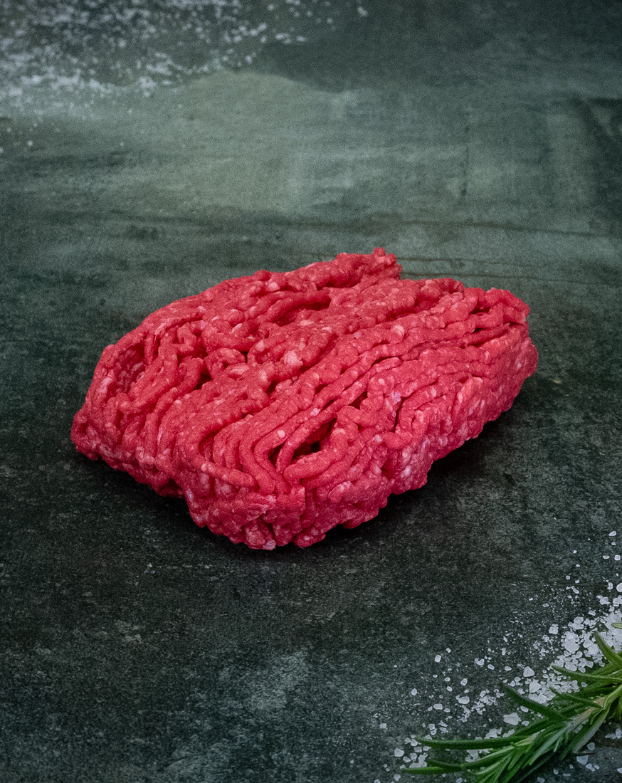 Frisches Hackfleisch vom Rind – Färse aus Pommern auf einem Holzbrett