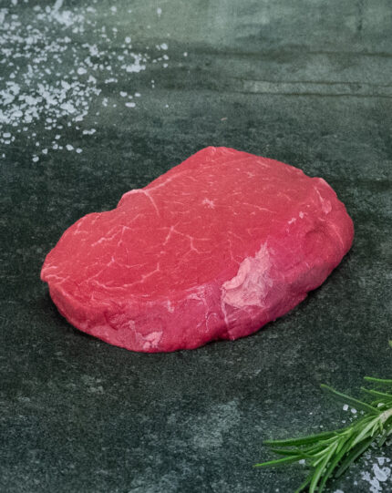 Hüftsteak vom Rind (Färse aus Pommern), saftig auf einem Schneidebrett