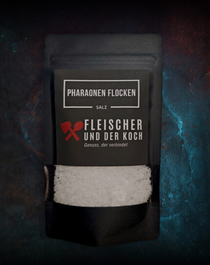 Pyramiden Salz – FuK Pharaonen-Flocken in einer Schale, neben frischem Gemüse