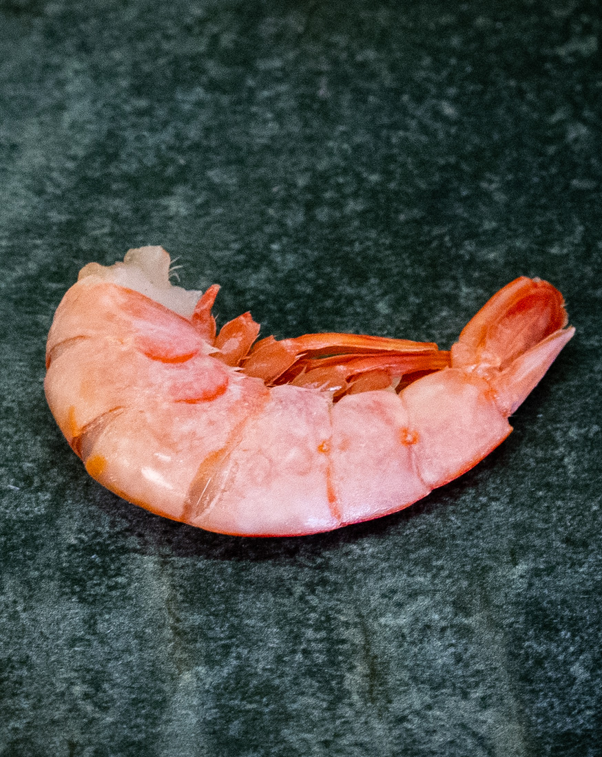 Argentinische Rotgarnelen Wildfang Patagonien roh auf Steinplatte