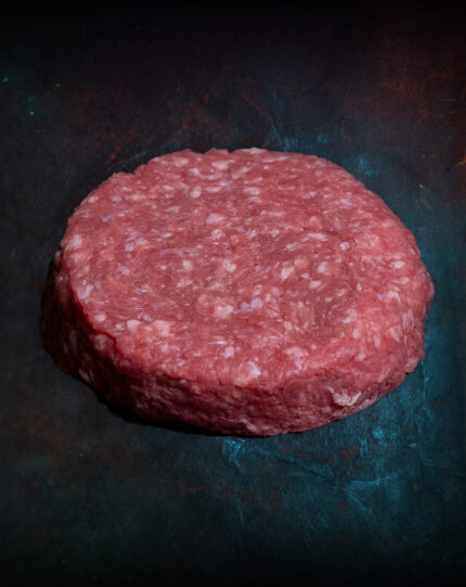 Black Angus Burger Patties mit Salz und Pfeffer gewürzt.