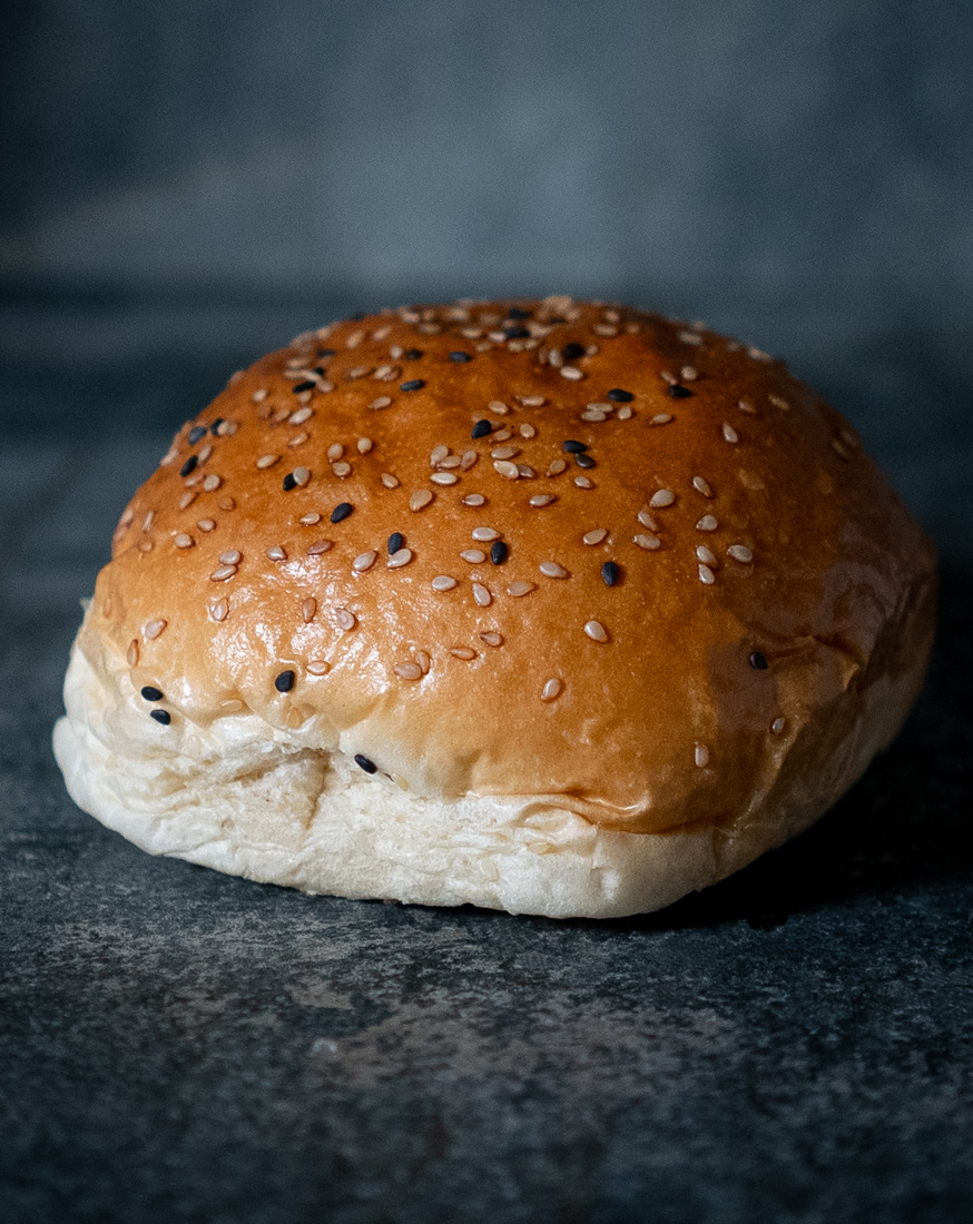 Vegane Burger Buns BEKABUNS® glutenfrei mit Sesam dekoriert