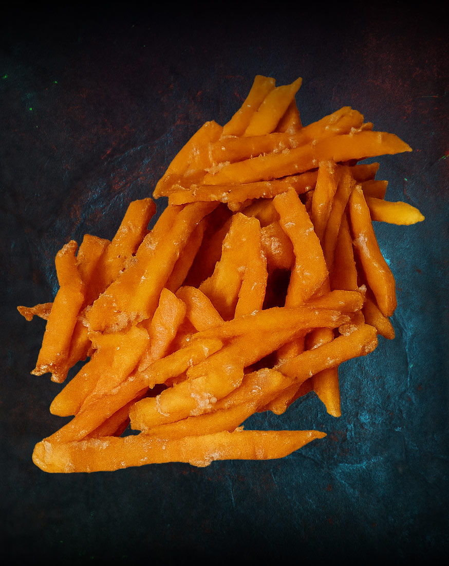 Heimische Süßkartoffel Pommes goldbraun knusprig serviert