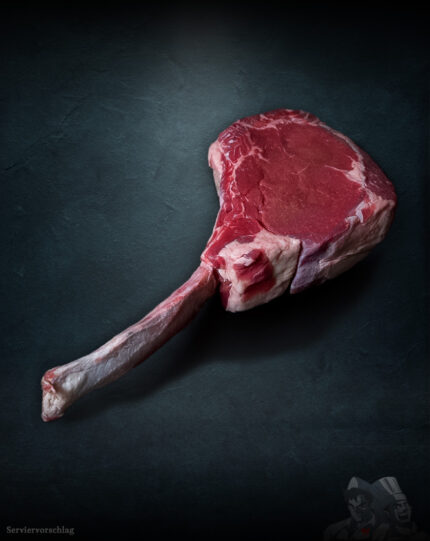 Saftiges Tomahawk Steak Färse vom Wolowina-Rind roh auf kühler Metallplatte