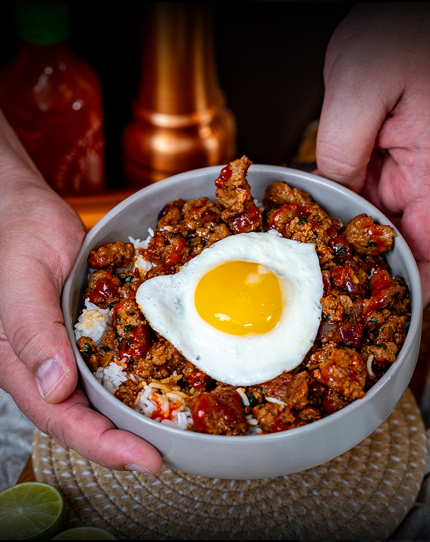 Würzig, scharf, schnell gemacht – und sowas von lecker! Unser Thai-Hack mit Ei bringt dir echtes Streetfood-Feeling direkt in deine Küche.