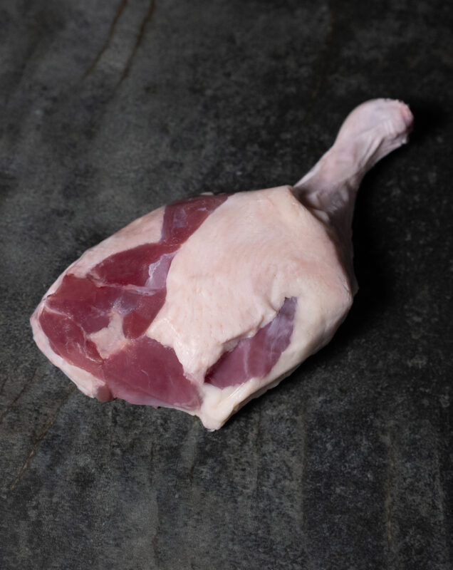 Barbarie Entenkeule (weiblich) roh auf Steinplatte