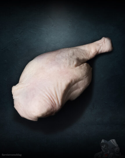 Gänsekeule aus Pommern roh, Premium-Geflügel edel inszeniert vor metallischem Hintergrund