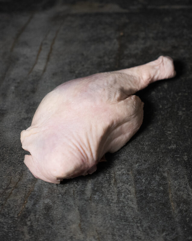 Gänsekeule aus Pommern roh auf Steinplatte