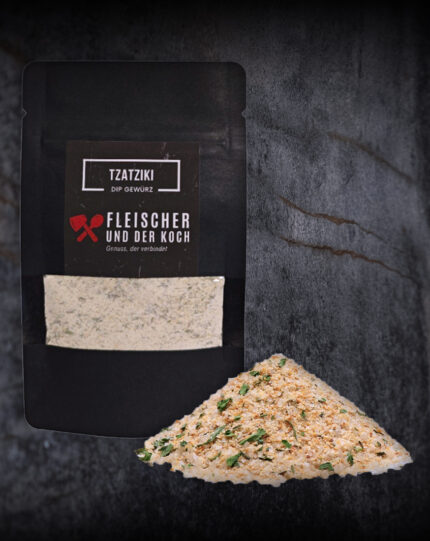 Tzatziki Dip in einer Schale mit Gurken und Dill